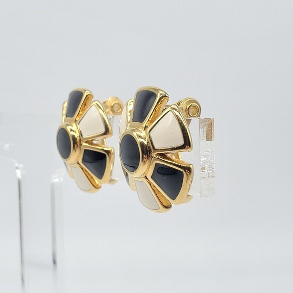 Vintage Monet Designer Black White Enamel Gold Flower Clip On Earrings ESTATE - Picture 2 of 7